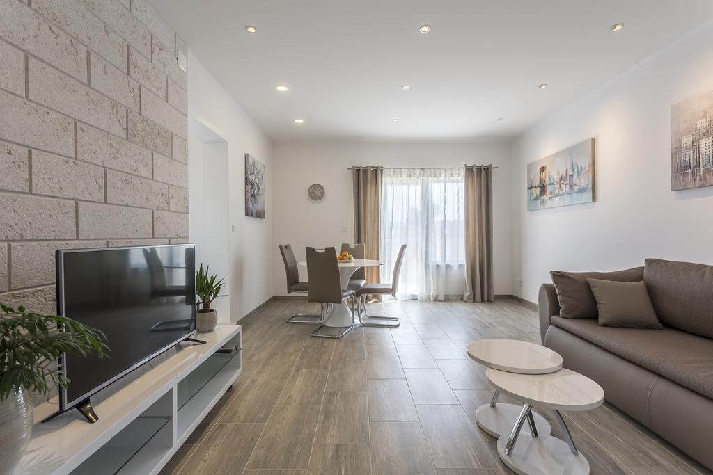 Apartments Biserka Bol Bagian luar foto